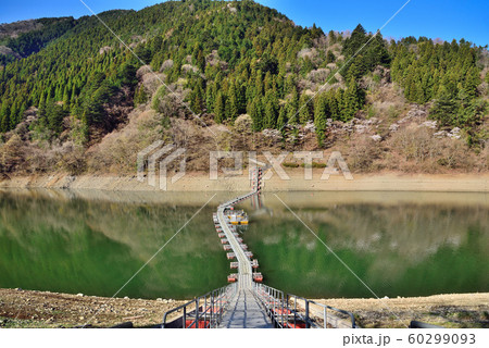 <奥多摩湖> 留浦浮橋(ドラム缶橋)水不足 東京都西多摩郡奥多摩町 <奥多摩湖> 留浦浮橋(ドラム缶橋)水不足 東京都西多摩郡奥多摩町 60299093