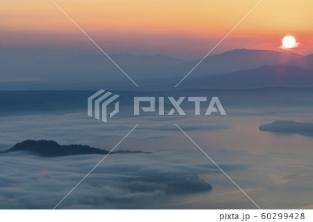 美しい北海道津別峠の日の出と雲海 美しい北海道津別峠の日の出と雲海 60299428