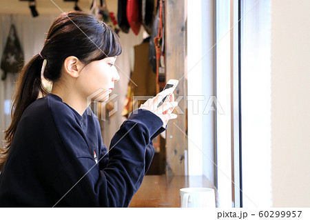 女性スマホ&コーヒー 女性スマホ&コーヒー 60299957