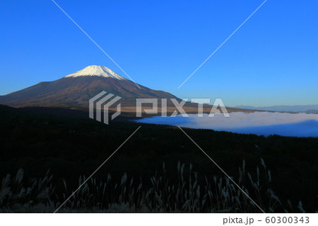 富士山 雲海 山中湖 富士山 雲海 山中湖 60300343