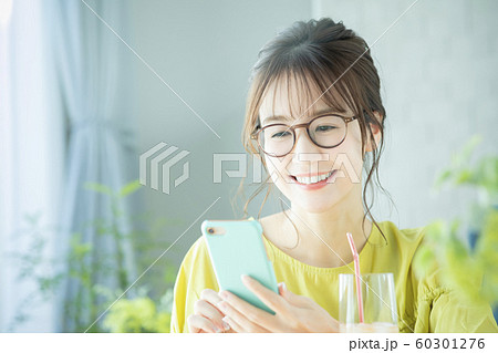 女性　スマホ　スマートフォン　携帯　携帯電話 60301276