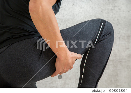 運動中に太ももを抑える男性（ハムストリングス・太股・筋肉痛） 60301364
