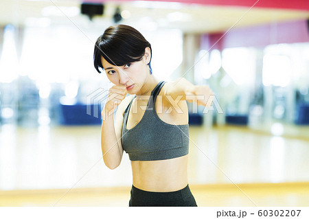 フィットネス　スポーツジム　トレーニング　ミドル　女性　エクササイズ 60302207