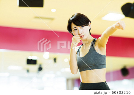 フィットネス　スポーツジム　トレーニング　ミドル　女性　エクササイズ 60302210