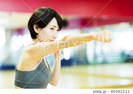 フィットネス　スポーツジム　トレーニング　ミドル　女性　エクササイズ 60302211