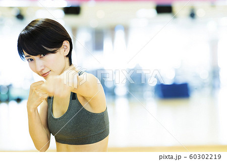 フィットネス スポーツジム トレーニング ミドル 女性 エクササイズ フィットネス スポーツジム トレーニング ミドル 女性 エクササイズ 60302219