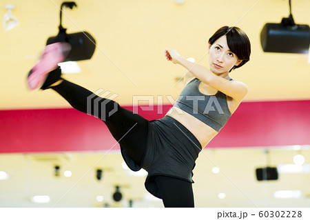 フィットネス　スポーツジム　トレーニング　ミドル　女性　エクササイズ 60302228