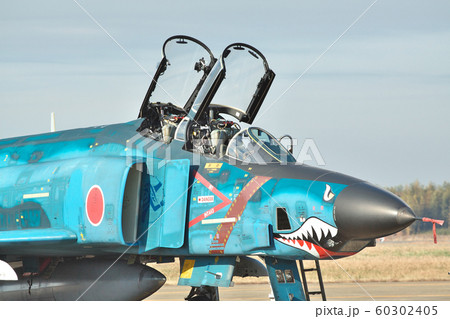 カラフルな塗装がされた戦闘機 カラフルな塗装がされた戦闘機 60302405