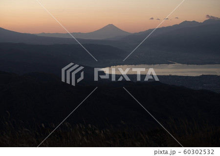 【秋】高ボッチ高原の夜明け 【秋】高ボッチ高原の夜明け 60302532