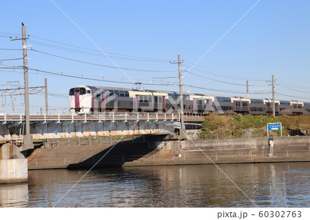 鶴見川を渡る215系2階建て電車　横浜市鶴見区　 60302763