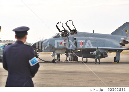 基地で点検中の戦闘機 60302851