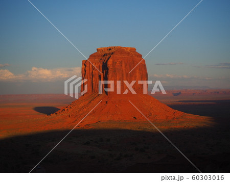 黄昏のモニュメントバレー 60303016