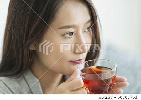 若い女性 お茶 若い女性 お茶 60303763