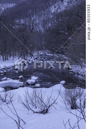 冬の奥入瀬渓流 60303933