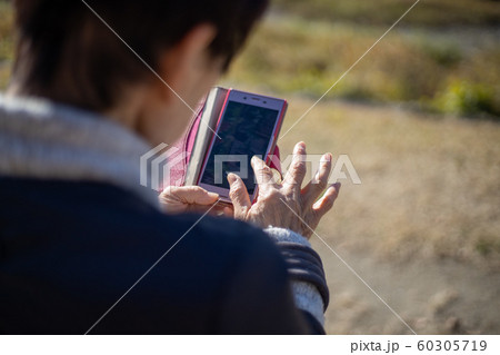 スマホを操作するシニア女性 スマホを操作するシニア女性 60305719