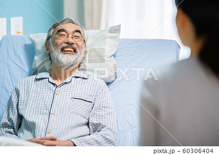 シニア男性と娘 シニア男性と娘 60306404