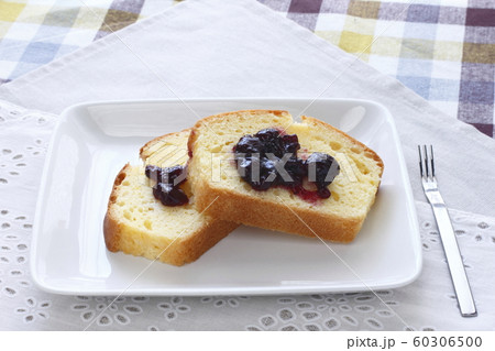 ブルーベリージャムののったパウンドケーキの写真素材