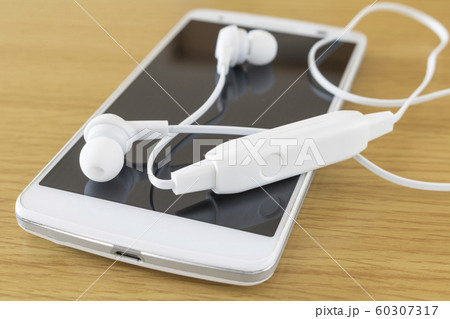 スマートフォンとワイヤレスイヤホンの接写 スマートフォンとワイヤレスイヤホンの接写 60307317