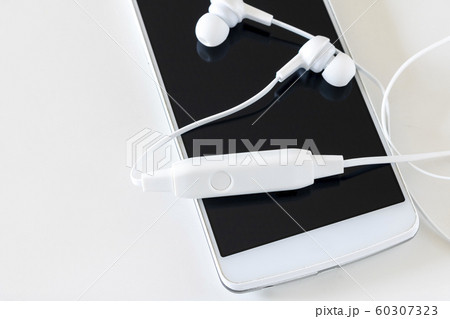 スマートフォンとワイヤレスイヤホンの接写 スマートフォンとワイヤレスイヤホンの接写 60307323