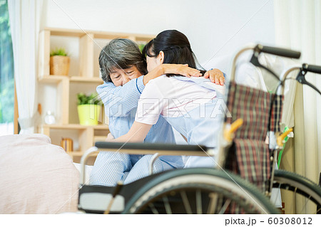 介護イメージ 移乗 介助シーン 老人 風邪 病気 介護イメージ 移乗 介助シーン 老人 風邪 病気 60308012
