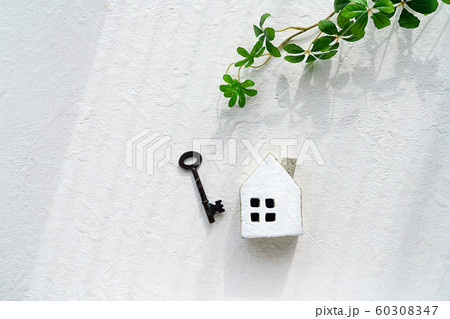古い鍵とミニチュアの家 60308347