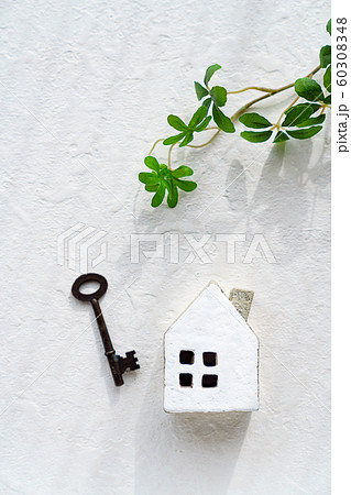 古い鍵とミニチュアの家 60308348