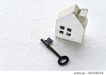 古い鍵とミニチュアの家 60308358