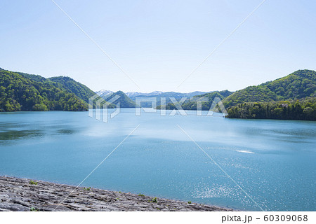 奥州湖　ダム湖　栗駒山　水源　新緑　春 60309068