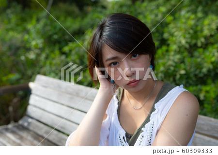 ポートレート　女性　公園 60309333