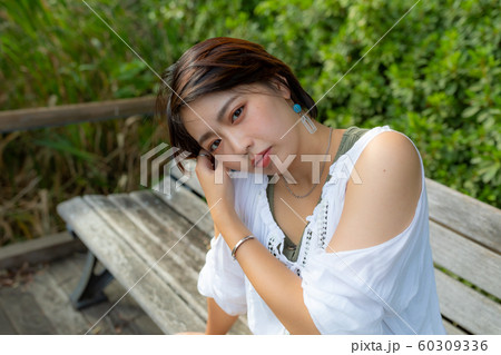 ポートレート　女性　公園 60309336