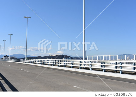 湘南大橋　雪の富士山 60309576