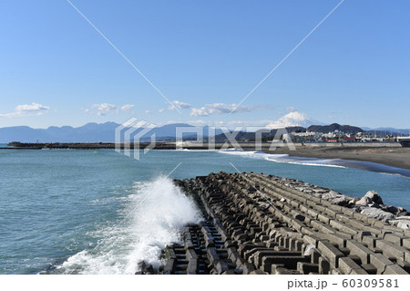 茅ヶ崎柳島 雪の富士山 茅ヶ崎柳島 雪の富士山 60309581