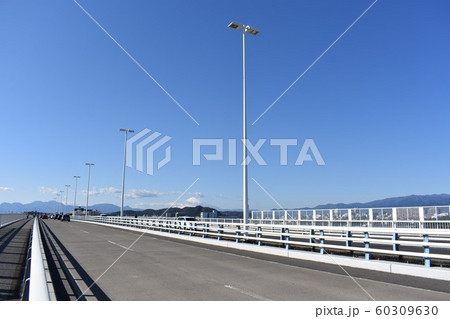 湘南大橋 雪の富士山の写真素材