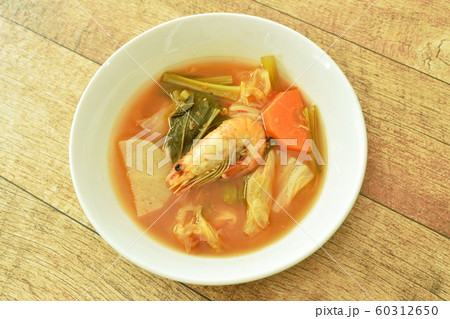 boiled mixed vegetable topping shrimp Thai spicy soup on bowl 60312650
