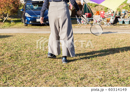 バドミントンをする女性 60314149