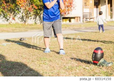ラグビーのマネをする子供 60314150
