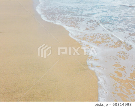 砂浜にうちよせる波 60314998