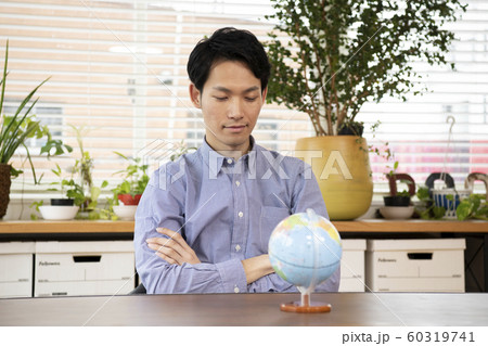 地球儀を見て考える男性、旅行プラン 地球儀を見て考える男性、旅行プラン 60319741