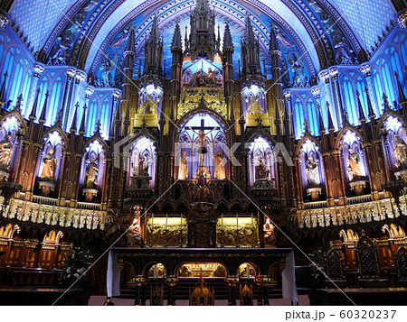 カナダ モントリオールのノートルダム聖堂 横の写真素材