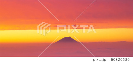 北岳山頂から望む朝焼けに染まった天空の狭間の富士山 60320586