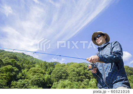 渓流釣りイメージ　渓流釣りをする男性 60321016