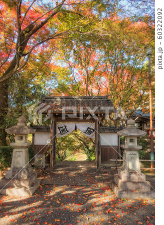京都、松ヶ崎大黒天(妙円寺)の門と境内の美しい紅葉の風景です 京都、松ヶ崎大黒天(妙円寺)の門と境内の美しい紅葉の風景です 60322092