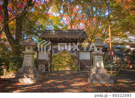 京都、松ヶ崎大黒天（妙円寺）の門と境内の美しい紅葉の風景です 60322093