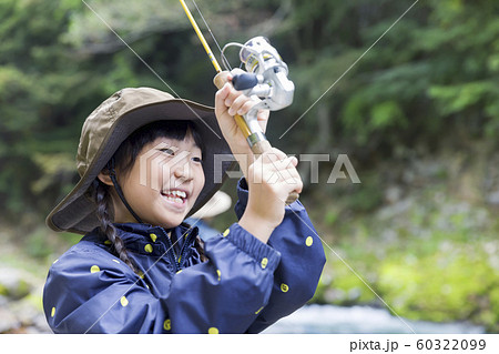 渓流釣りイメージ 釣りをする子供 渓流釣りイメージ 釣りをする子供 60322099