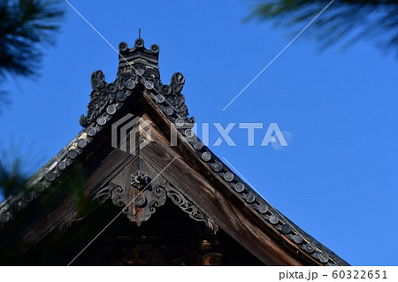 背の高いお寺の屋根に月が残る朝の風景 京都 背の高いお寺の屋根に月が残る朝の風景 京都 60322651