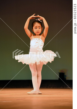幼稚園児のバレエ発表会 60323523
