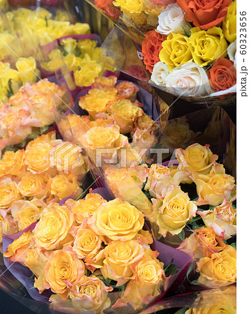 店頭に並んだバラの花 店頭に並んだバラの花 60323656