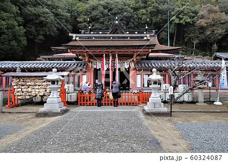 和歌浦天満宮で合格祈願をする親子 和歌浦天満宮で合格祈願をする親子 60324087