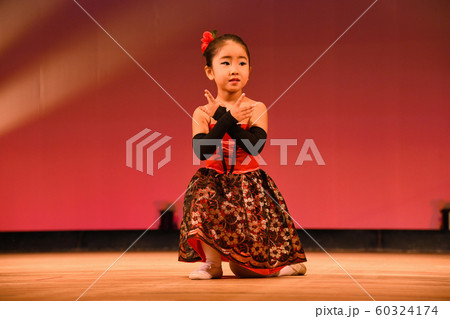 幼稚園児のバレエ発表会 60324174