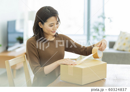 若い女性 ダンボール 若い女性 ダンボール 60324837